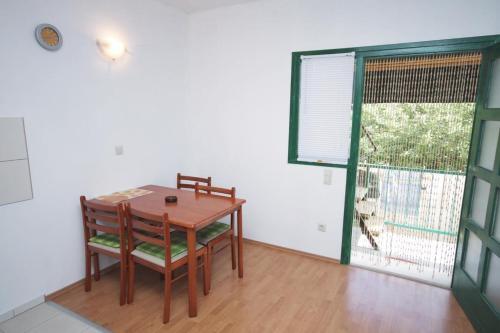 Apartments With A Parking Space Murter - 5096