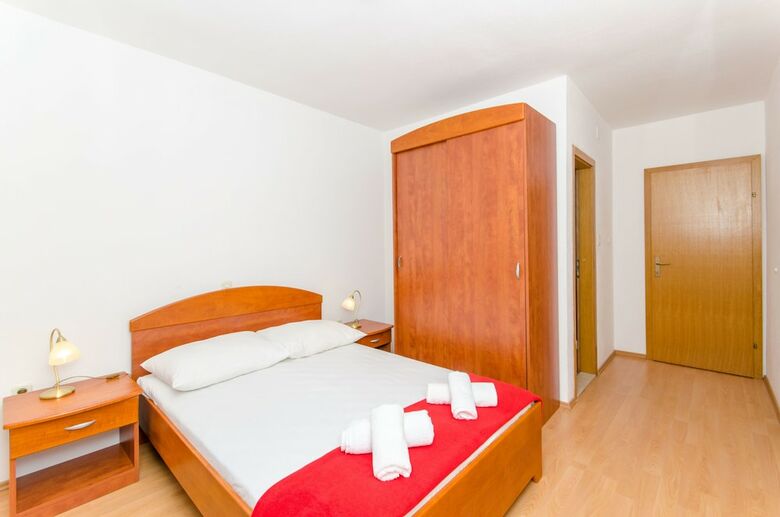 Hostal Apartments Villa Skala