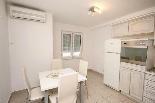 Apartment Pinezici 5464b