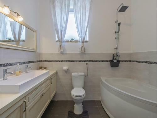 Four-bedroom Holiday Home In Peruski