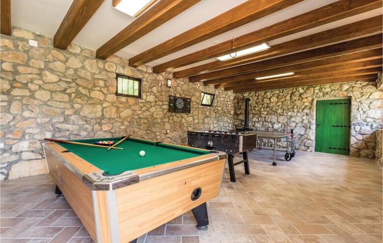 Four-bedroom Holiday Home In Perusic