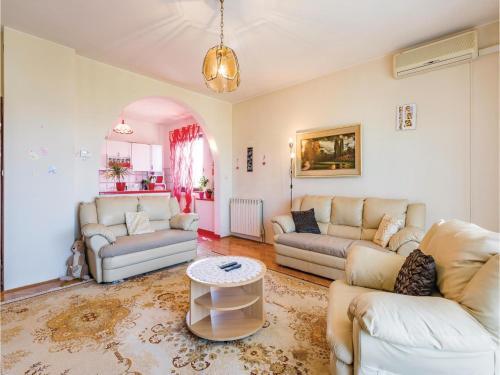 Three-bedroom Apartment In Peroj