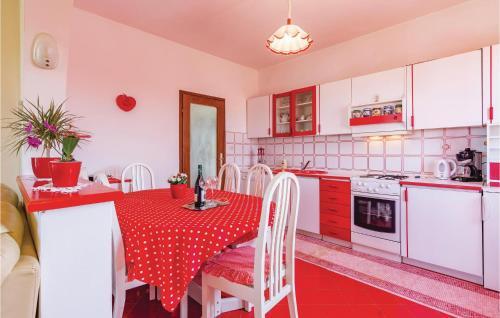 Three-bedroom Apartment In Peroj