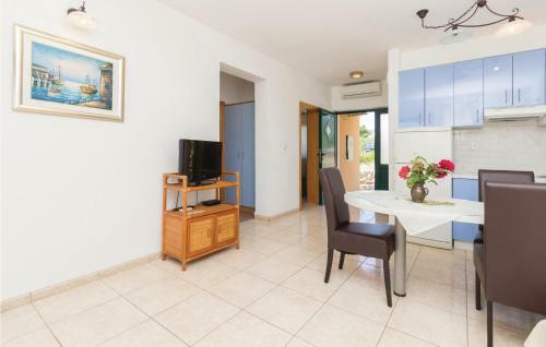 Eight-bedroom Holiday Home In Pasman