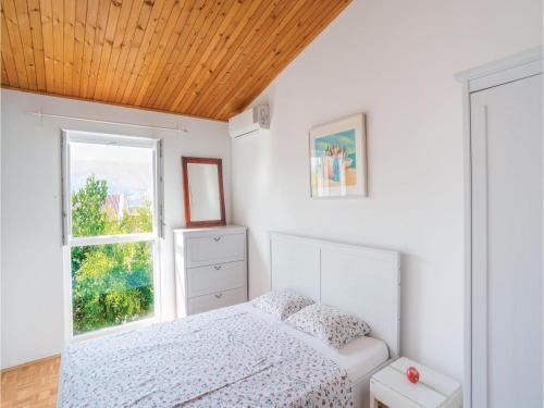 Two-bedroom Holiday Home In Pag