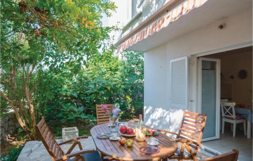 Two-bedroom Holiday Home In Pag