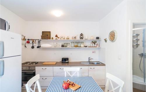 Two-bedroom Holiday Home In Pag