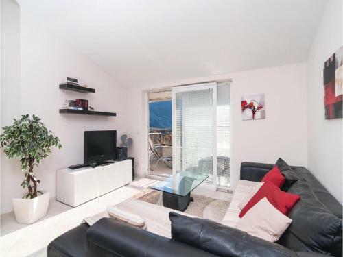 Three-bedroom Apartment In Ostrvica