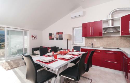 Three-bedroom Apartment In Ostrvica
