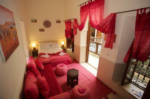 Hostal Riad White Flowers