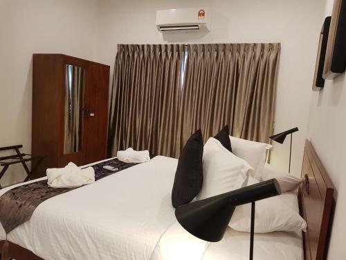 Heeren Straits Hotel