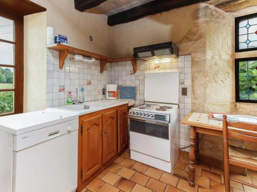 Serene Holiday Home In Besse With Swimming Pool