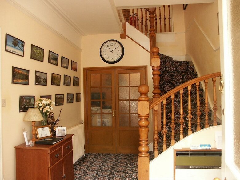 Hostal Gatwick Turret Guest House