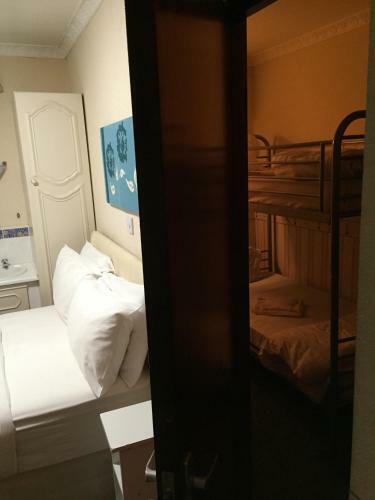 Hostal Fortuna House Hotel