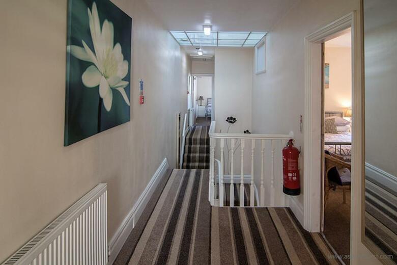 Hostal Rossall House