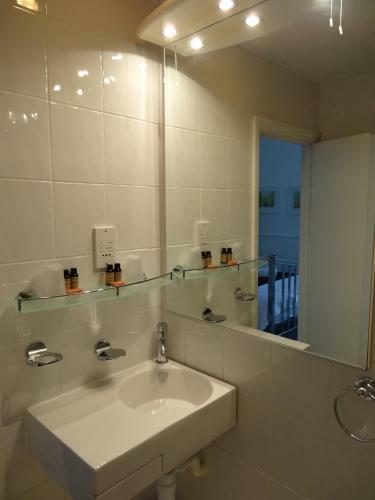 Bed & Breakfast Paskins Town House