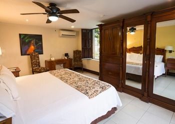 Los Abolengos, Grand Class Casona Hotel