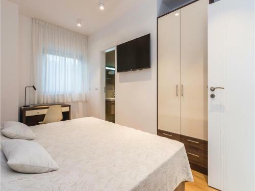 Five-bedroom Holiday Home In Biograd