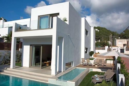 Cala Llonga Villa Sleeps 8 Pool Air Con Wifi