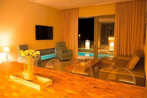 Cala Llonga Villa Sleeps 8 Pool Air Con Wifi