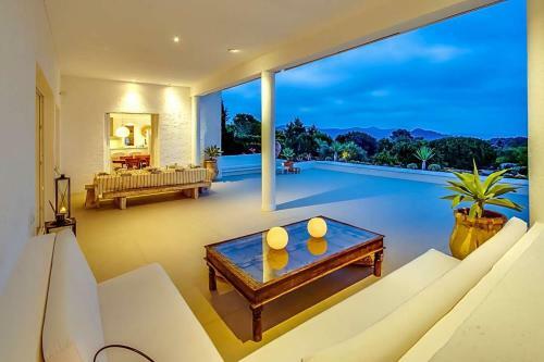 Es Cubells Villa Sleeps 12 Pool Air Con Wifi