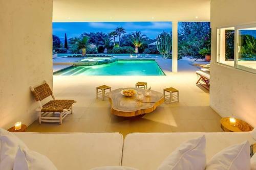 Es Cubells Villa Sleeps 12 Pool Air Con Wifi
