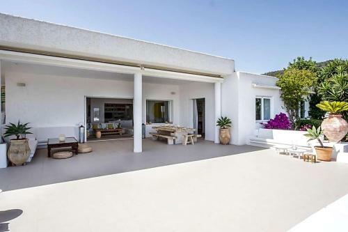 Es Cubells Villa Sleeps 12 Pool Air Con Wifi