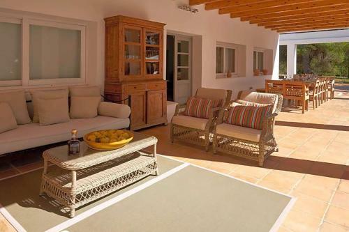 Es Cubells Villa Sleeps 8 Pool Air Con Wifi