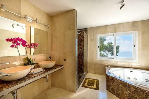 Es Cubells Villa Sleeps 12 Pool Air Con Wifi