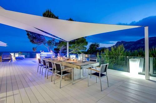 Es Cubells Villa Sleeps 12 Pool Air Con Wifi