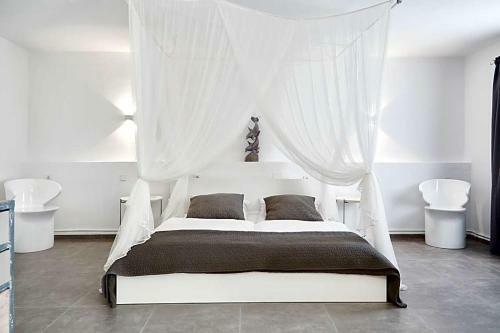 Es Cubells Villa Sleeps 10 Pool Air Con Wifi