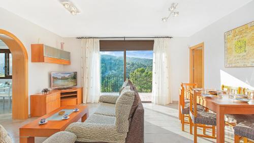 Lloret De Mar Villa Sleeps 9