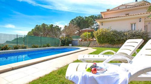 Lloret De Mar Villa Sleeps 6