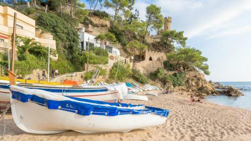 Lloret De Mar Villa Sleeps 8