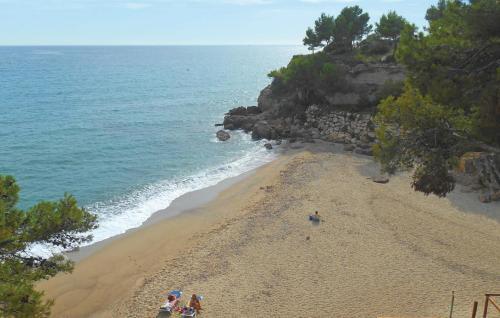 Three-bedroom Holiday Home In Miami Platja