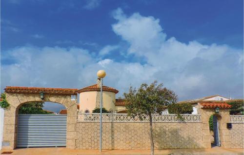 Three-bedroom Holiday Home In Miami Platja