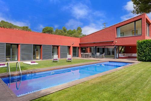 Mont-ras Villa Sleeps 8 Pool