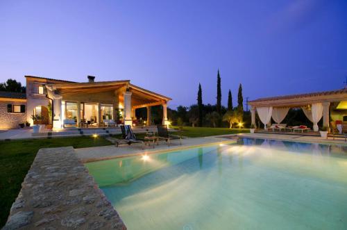 Pollenca Villa Sleeps 8 Pool Wifi