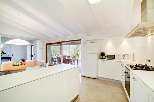 Pollenca Villa Sleeps 6 Pool Wifi