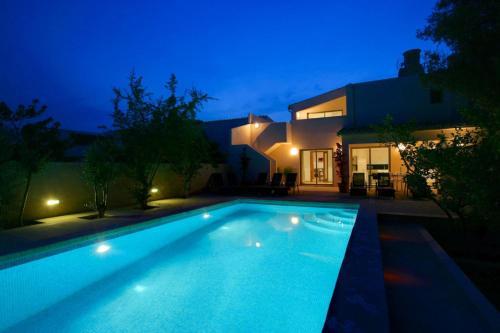 Pollenca Villa Sleeps 8 Pool Air Con Wifi