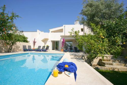 Pollenca Villa Sleeps 8 Pool Air Con Wifi