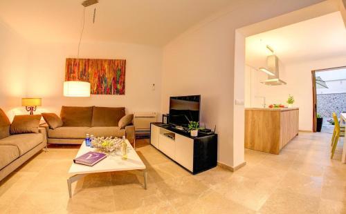 Pollenca Villa Sleeps 8 Air Con Wifi