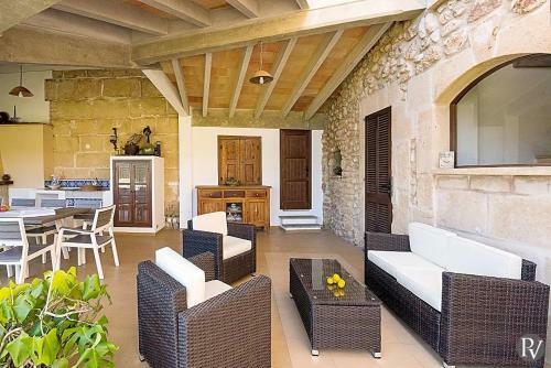 Pollenca Villa Sleeps 8 Pool Air Con Wifi