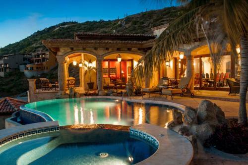 Stylish Pedregal Villa Maria