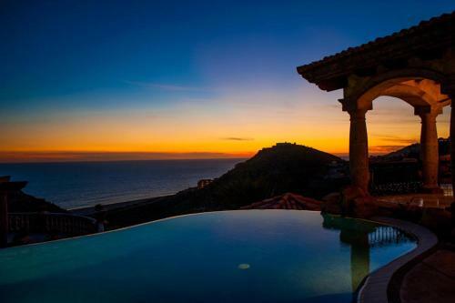 Stylish Pedregal Villa Maria