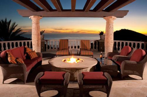 Stylish Pedregal Villa Maria