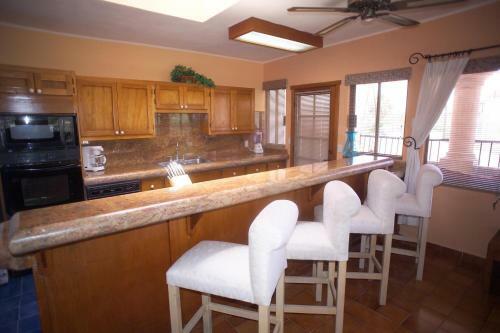 Villa Steps From Beach & Nightlife, Giggling Marlin Ph