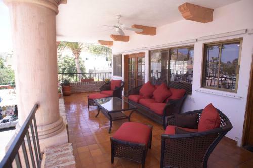 Villa Steps From Beach & Nightlife, Giggling Marlin Ph