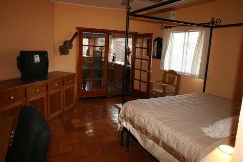 Villa Steps From Beach & Nightlife, Giggling Marlin Ph