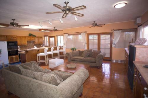 Villa Steps From Beach & Nightlife, Giggling Marlin Ph